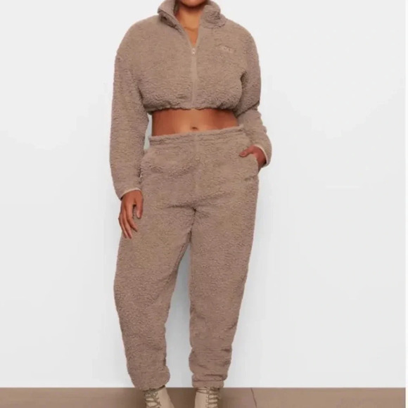 SKIMS Pants - NWT SOLD OUT Skims Teddy joggers Tigers Eye super soft zip pockets size M